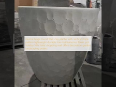 तटस्थ बेज गोल फाइबर मिट्टी का गमला, ऊर्ध्वाधर धारीदार पैटर्न के साथ, हल्का, टिकाऊ, कम रखरखाव वाला फूलदान, छुट्टी विला, होटल, शॉपिंग मॉल, कार्यालय सजावट, उद्यान भूनिर्माण परियोजना