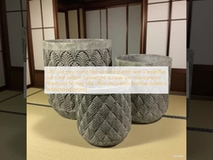 जीआरसी बर्तन ग्रे गोल फाइबर सीमेंट प्लांटर एक दोहरावदार ताड़ के पत्ते के पैटर्न के साथ हल्के टिकाऊ कम रखरखाव फूल बर्तन छुट्टी विला कार्यालय सजावट छत गार्डन परिदृश्य परियोजना