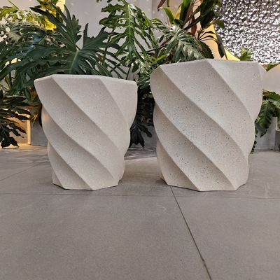खरीदें घर की सजावट के लिए प्रबलित पौधे के बर्तन हस्तनिर्मित क्रीम रंग की मिट्टी और फाइबर की शीशी online manufacture