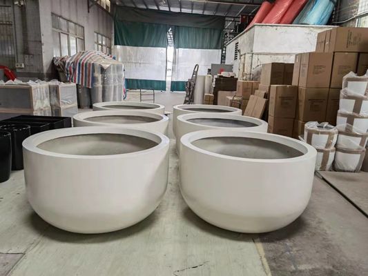 आउटडोर उद्यान सजावट के लिए बड़े ऊंचे फाइबरग्लास प्लांटर पॉट्स
