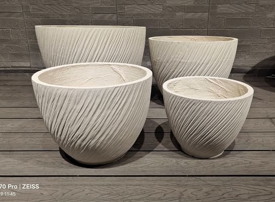 प्रवाहित धारीदार प्रभाव समकालीन रूप सफेद गोल फाइबर मिट्टी के गमले